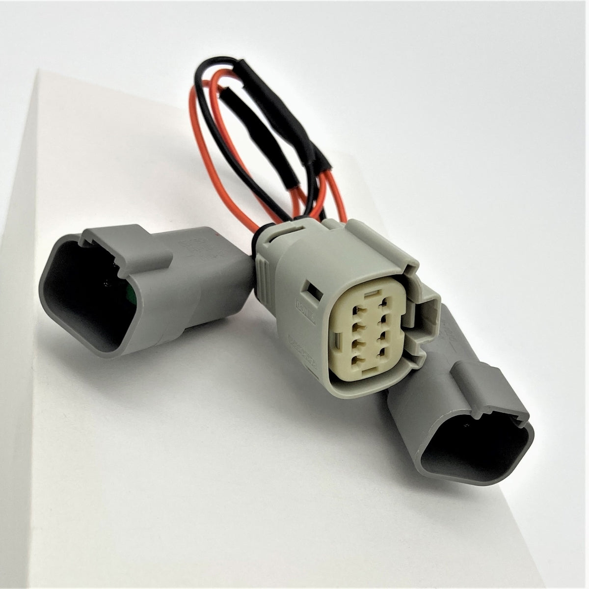 GeezerEngineering Switched Circuit Y-Adapter (8-way) for Harley 2014-2016 Trike & Freewheeler